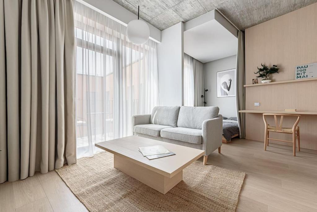 شقة Cozy Japanese Oasis With Balcony, Gramophone, Netflix فيلنيوس المظهر الخارجي الصورة