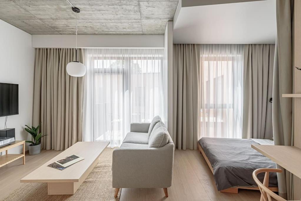 شقة Cozy Japanese Oasis With Balcony, Gramophone, Netflix فيلنيوس المظهر الخارجي الصورة