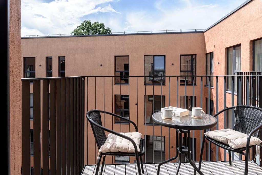 شقة Cozy Japanese Oasis With Balcony, Gramophone, Netflix فيلنيوس المظهر الخارجي الصورة
