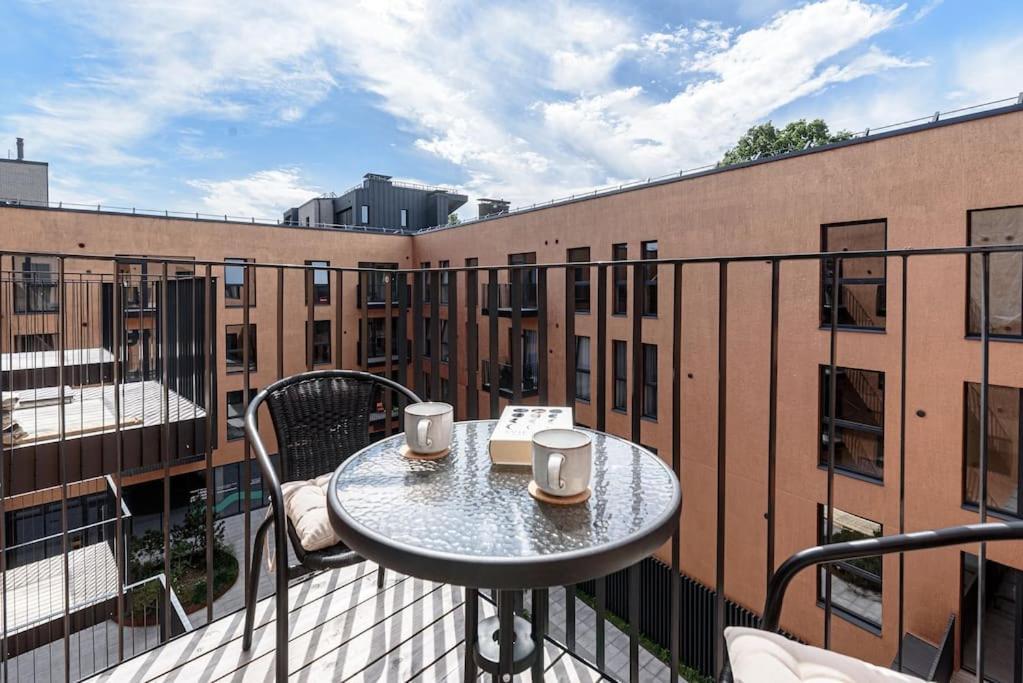 شقة Cozy Japanese Oasis With Balcony, Gramophone, Netflix فيلنيوس المظهر الخارجي الصورة
