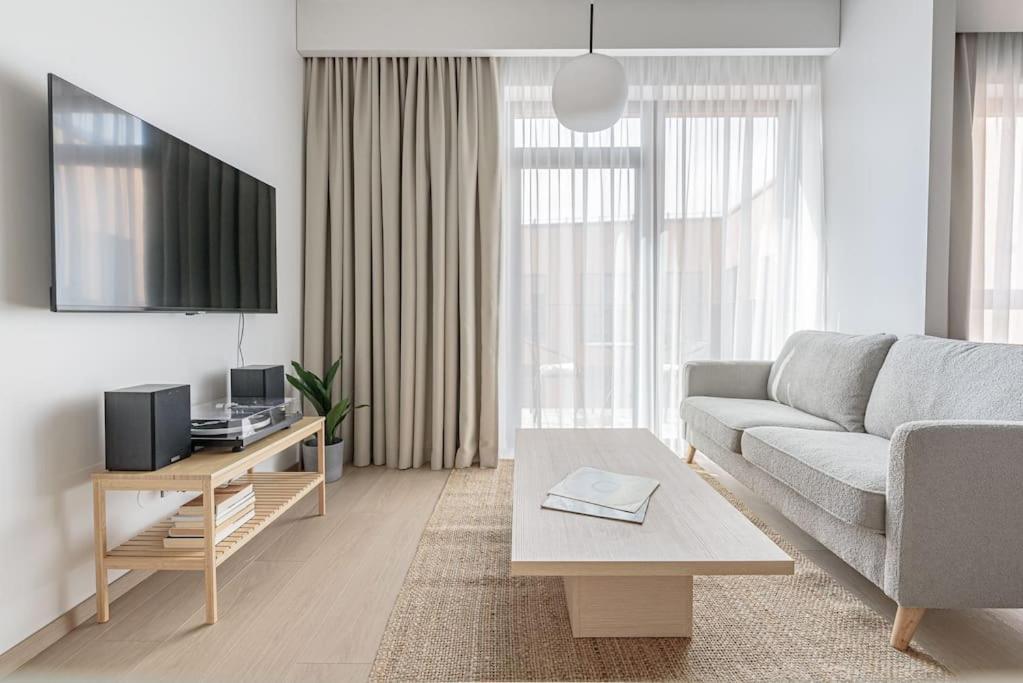 شقة Cozy Japanese Oasis With Balcony, Gramophone, Netflix فيلنيوس المظهر الخارجي الصورة